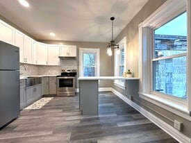 Building Photo - 152 Grand St