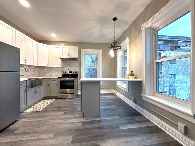 Building Photo - 152 Grand St