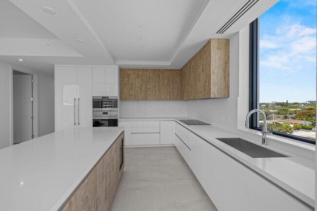 Building Photo - 305 Briny Ave