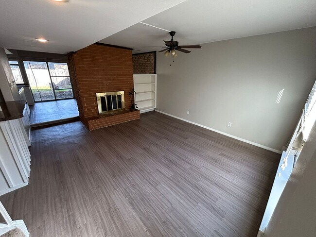 Building Photo - Enjoy a convenient and stylish living!