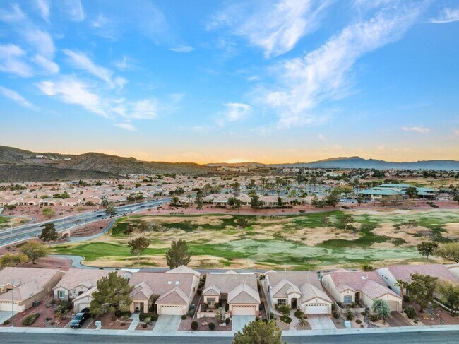 Building Photo - Beautiful Single-Story Home on the Golf Course in Sun City MacDonald Ranch (55+ Community)