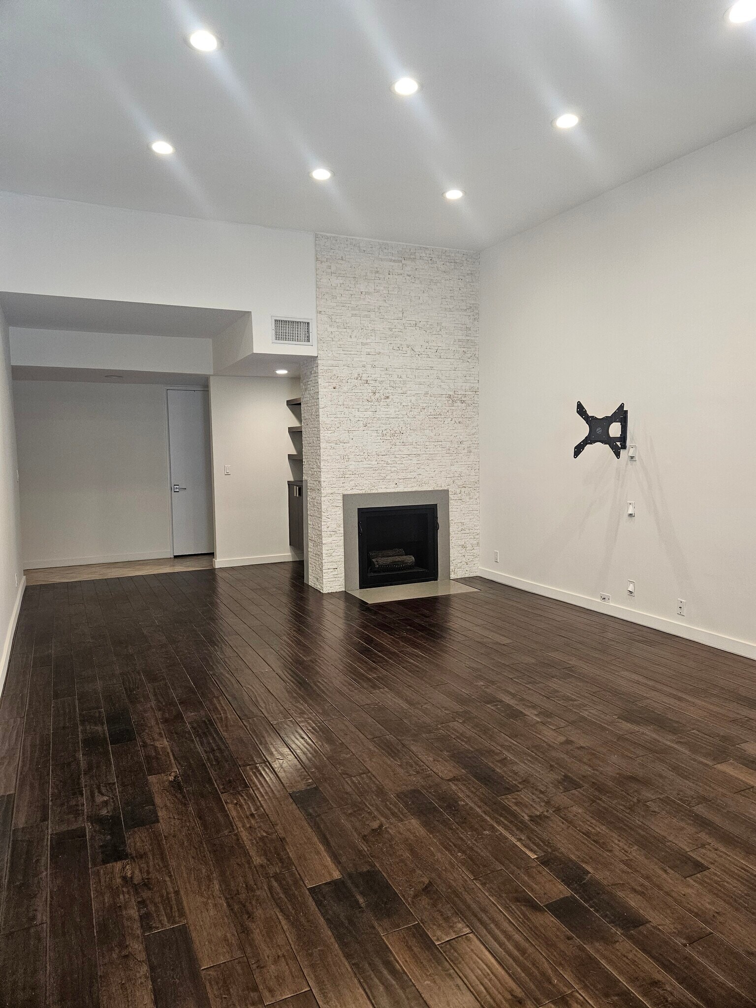 Building Photo - 8871 Burton Way