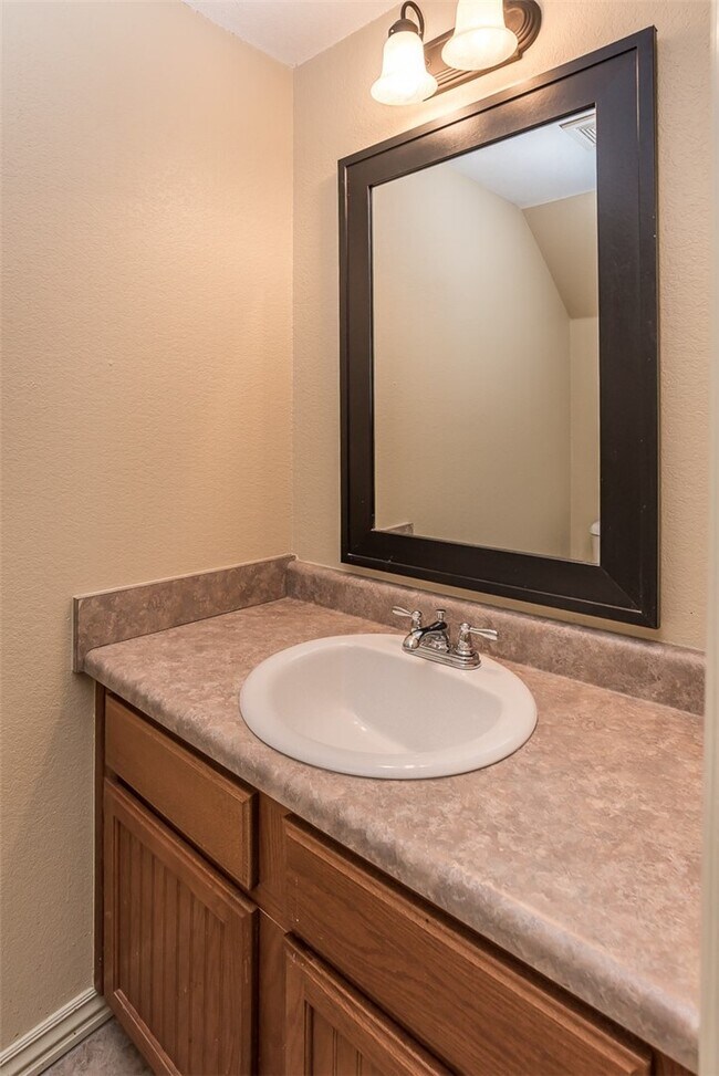 Building Photo - 4040 Glenstone Terrace