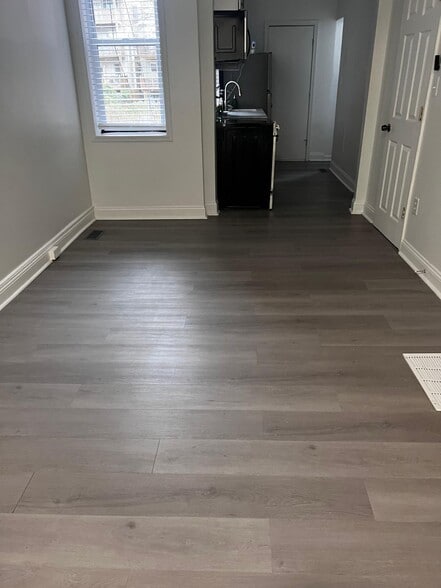 Kitchen w/view of living rm/Dining Rm. - 2448 Lakeview Ave