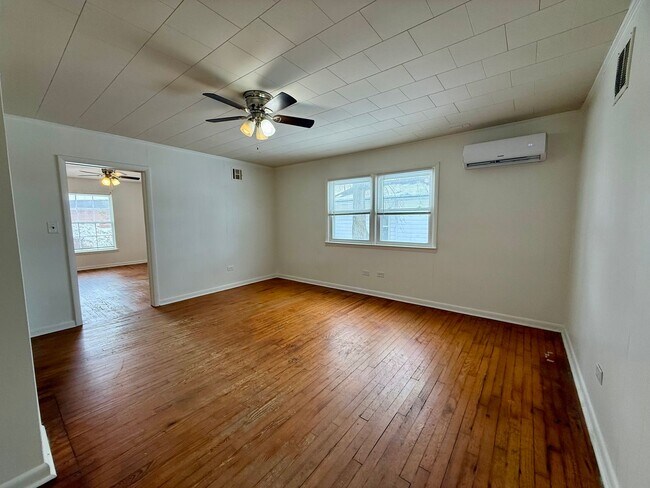 Building Photo - 819 W Emerson St