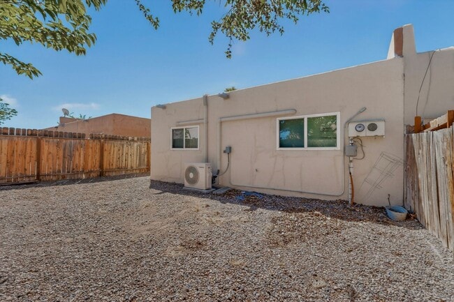 Building Photo - Close in West Side 2 bedroom 1.75/ba 1/cg