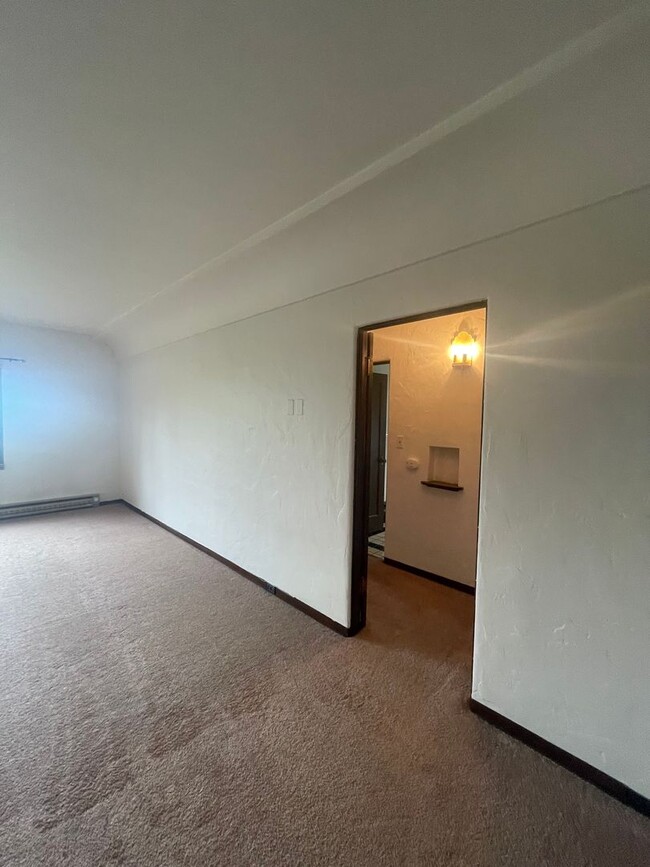 Building Photo - Two Bed One Bath with View
