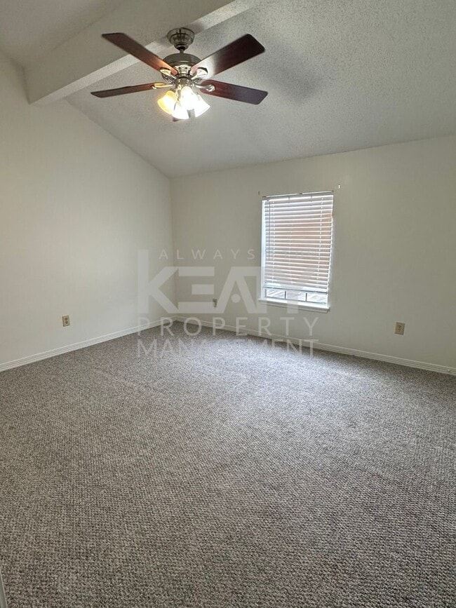 Building Photo - 2 Bed / 1.5 Bath Apartment COMING SOON!