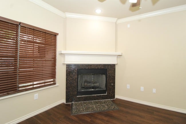 Building Photo - 2556 E Turtle Creek Dr