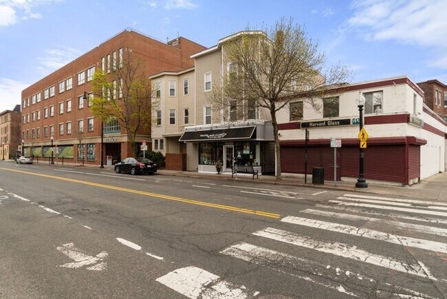 Building Photo - 960 Cambridge St