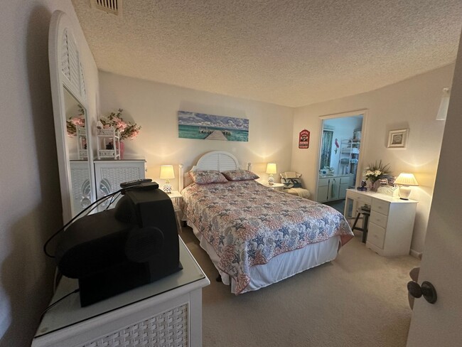 Building Photo - Furnished condo in Jensen Beach for off se...