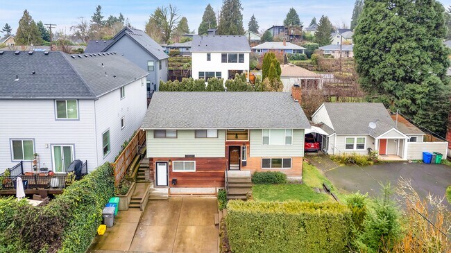 Building Photo - 8325 SW Terwilliger Blvd