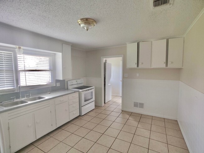 Building Photo - COMING AUGUST 2025 - Cute 3-Bedroom Home i...