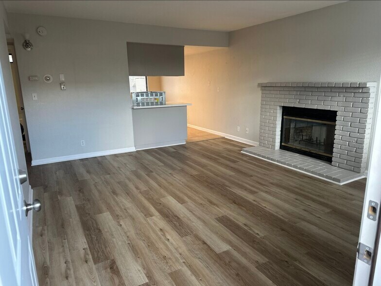 Building Photo - 429 S Sunset St