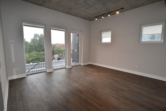 Building Photo - 3833 N Broadway