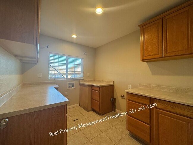 Building Photo - Great 3 + 2 Located in Quartz Hill