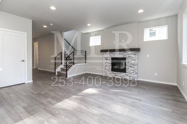 Building Photo - Nearly New Scenic Hill Home with Spacious ...