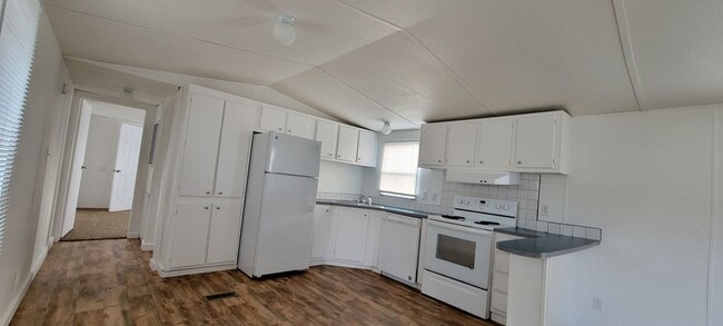 Building Photo - Ready to Move in