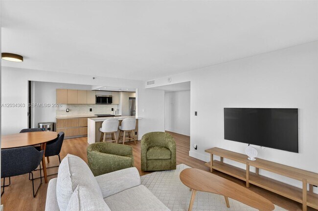Building Photo - 2555 Collins Ave