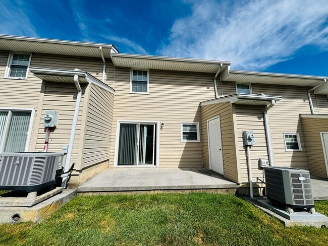 Building Photo - 2 Bedroom, 1.5 Bath Townhouse