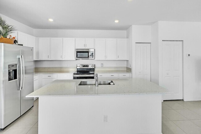 Building Photo - 235 SE Woodbark St