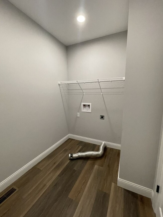 Building Photo - Beautiful 3 Bed / 2 Bath Home with 3-Car Garage!