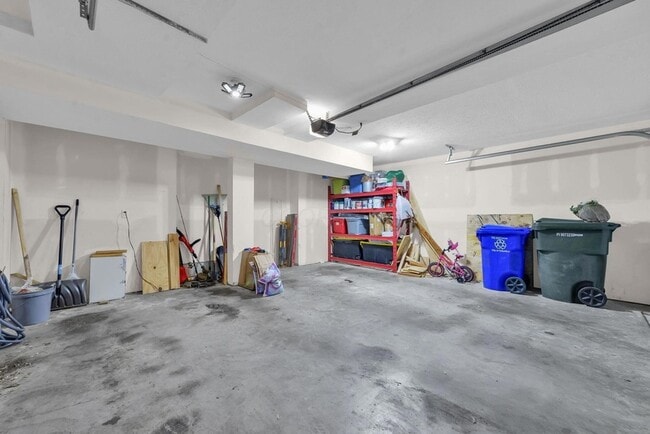 Building Photo - 1945 Woodcrest Rd