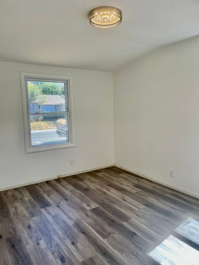 Building Photo - New central heat and air !