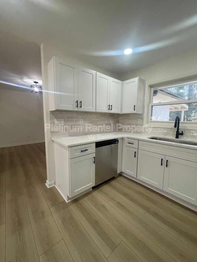 Building Photo - 1245 Shore Dr SW