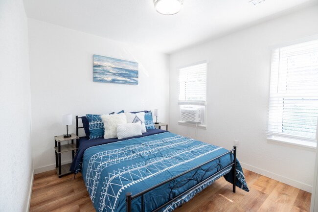 Building Photo - 600 E 8th St