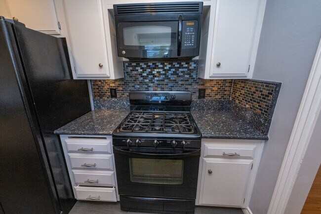 Building Photo - 3BR/2BA home with bonus room & additional ...