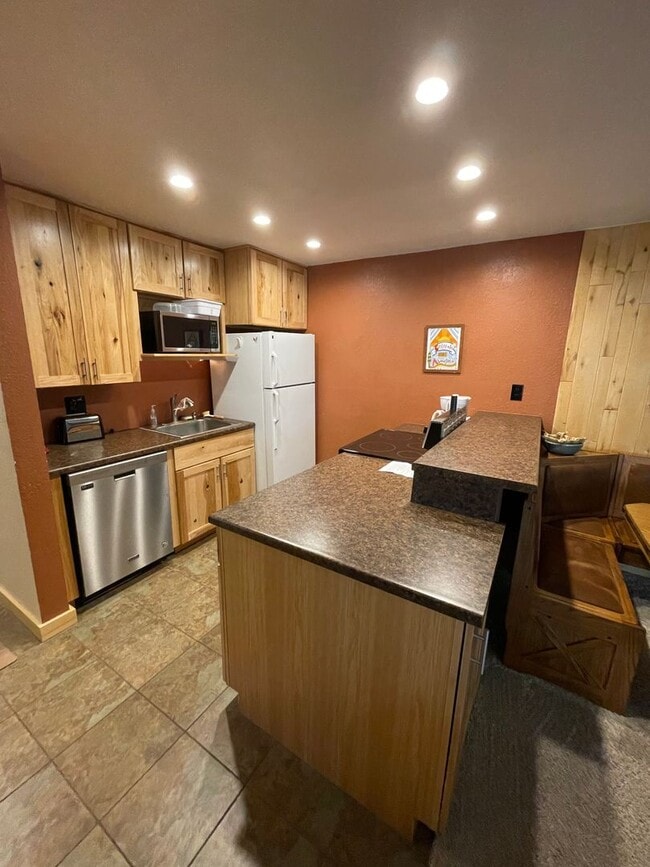 Building Photo - WINTER RENTAL- 2 Bedroom/1 Bath w/Washer/Dryer, 50" TV w/Netflix Utilities Inc
