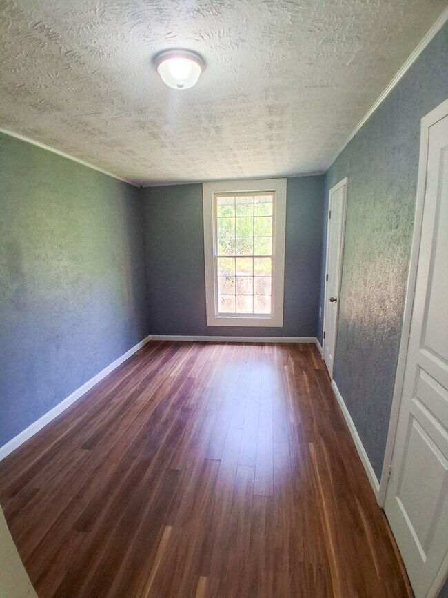 Building Photo - Inviting 2-Bedroom, 1-Bath Home in a Prime...