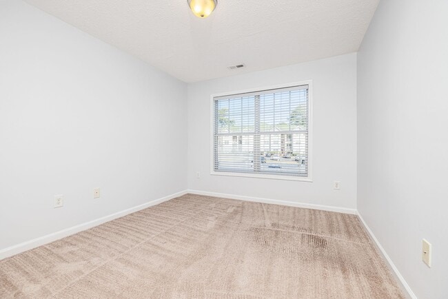 Building Photo - 3 Bedroom Lake View Condo on McFayden Lake with Lakeviews