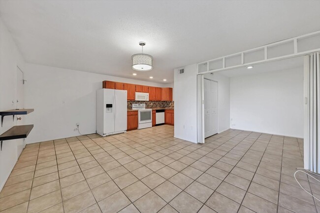 Building Photo - Nicely updated 2 bed/ 1 bath + Den near Sa...