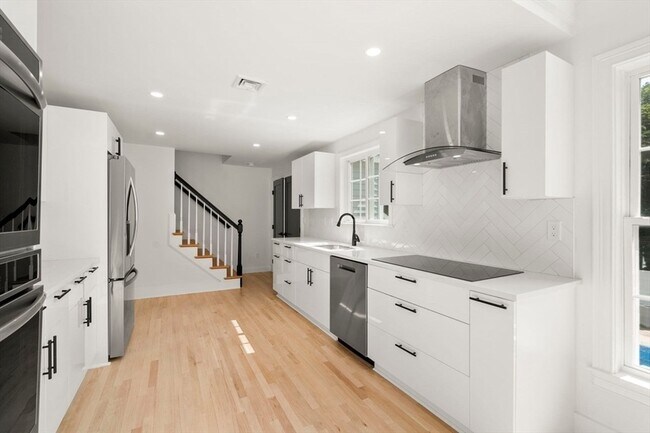 Building Photo - 576 Grove St