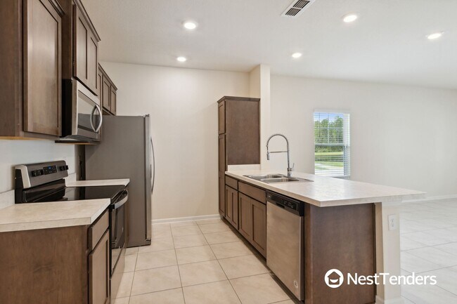 Building Photo - Beautiful End Unit Townhome!