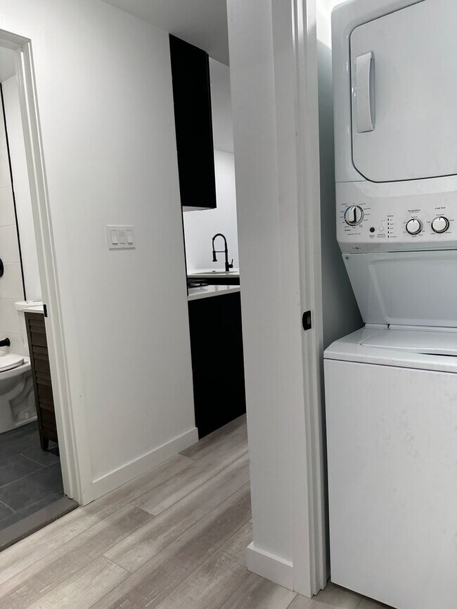 Building Photo - Modern & spacious 2Bedroom 1Bath Apartment