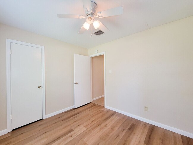 Building Photo - NICE 3 BEDROOM 2 BATH LEASE HOME IN SPRING...