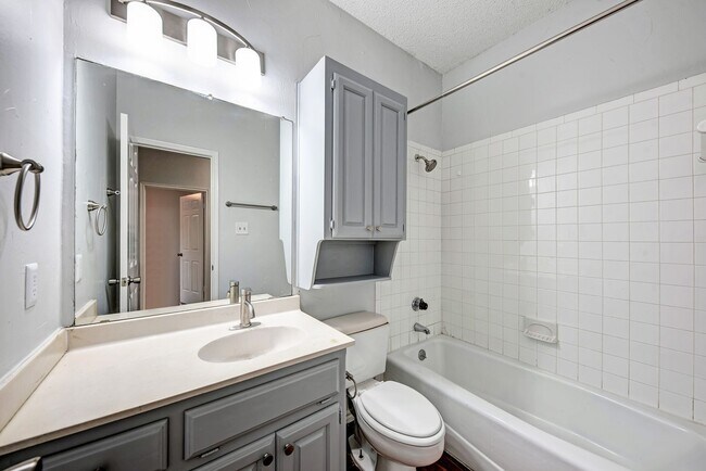 Building Photo - PRELEASE 8/15/2025 2 bed 2 bath