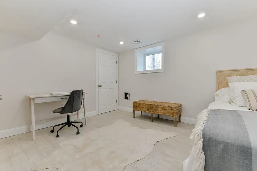 Building Photo - 224 Newbury Ave