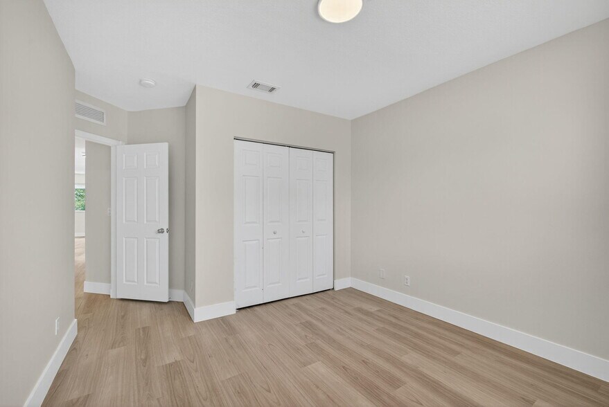 Building Photo - 2213 Oakmont Dr