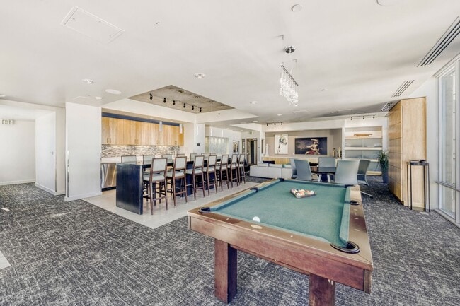 Building Photo - 38th Floor Spire Stunner!