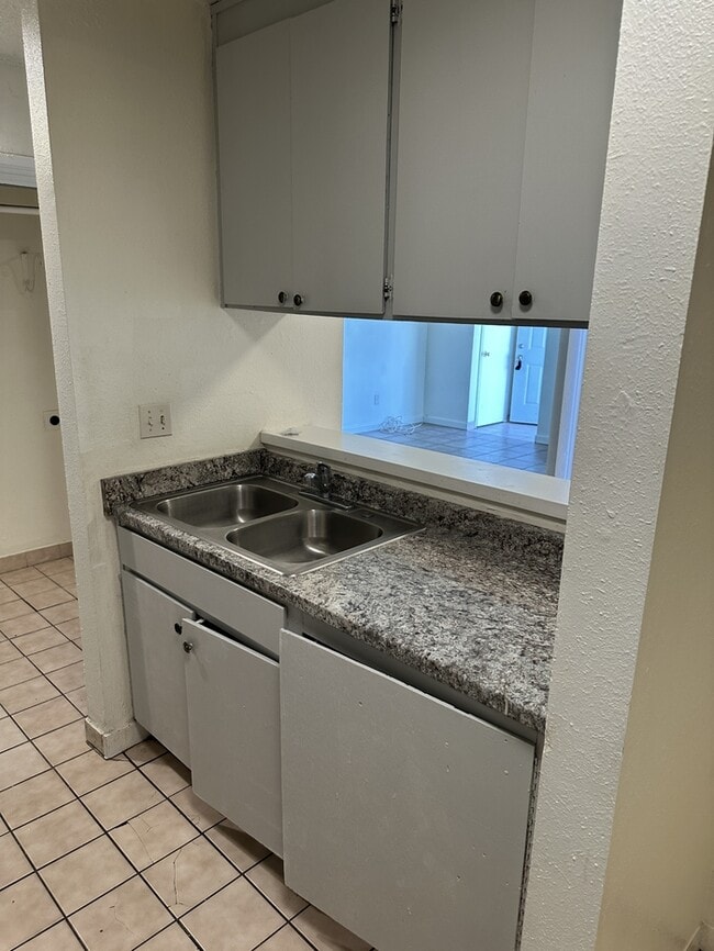 Building Photo - Stockton 2 Bedroom 1 Bathroom Duplex