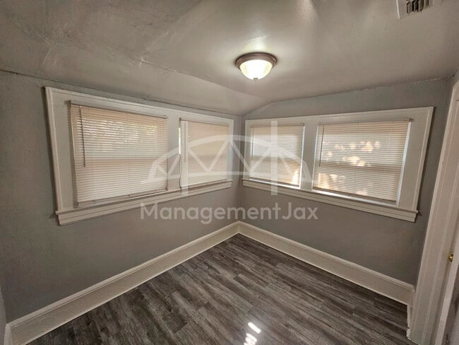 Building Photo - 528 W 25th St