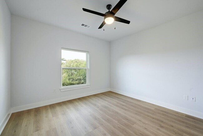 Building Photo - 2500 Longview St