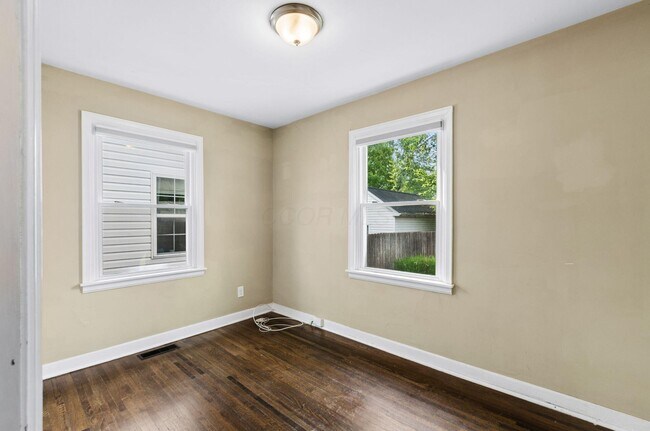 Building Photo - 557 E Royal Forest Blvd