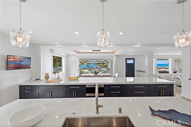 Building Photo - 450 Cliff Dr