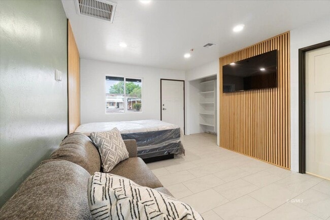 Building Photo - 1879 W Peppertree Dr