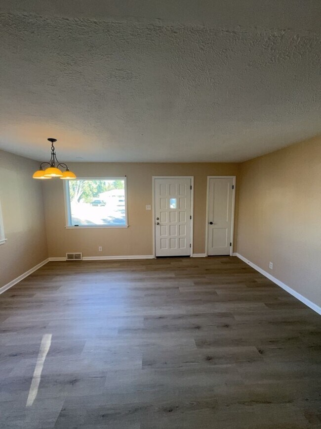 Building Photo - Beautifully Updated 3 Bedroom 2 Bath Home ...